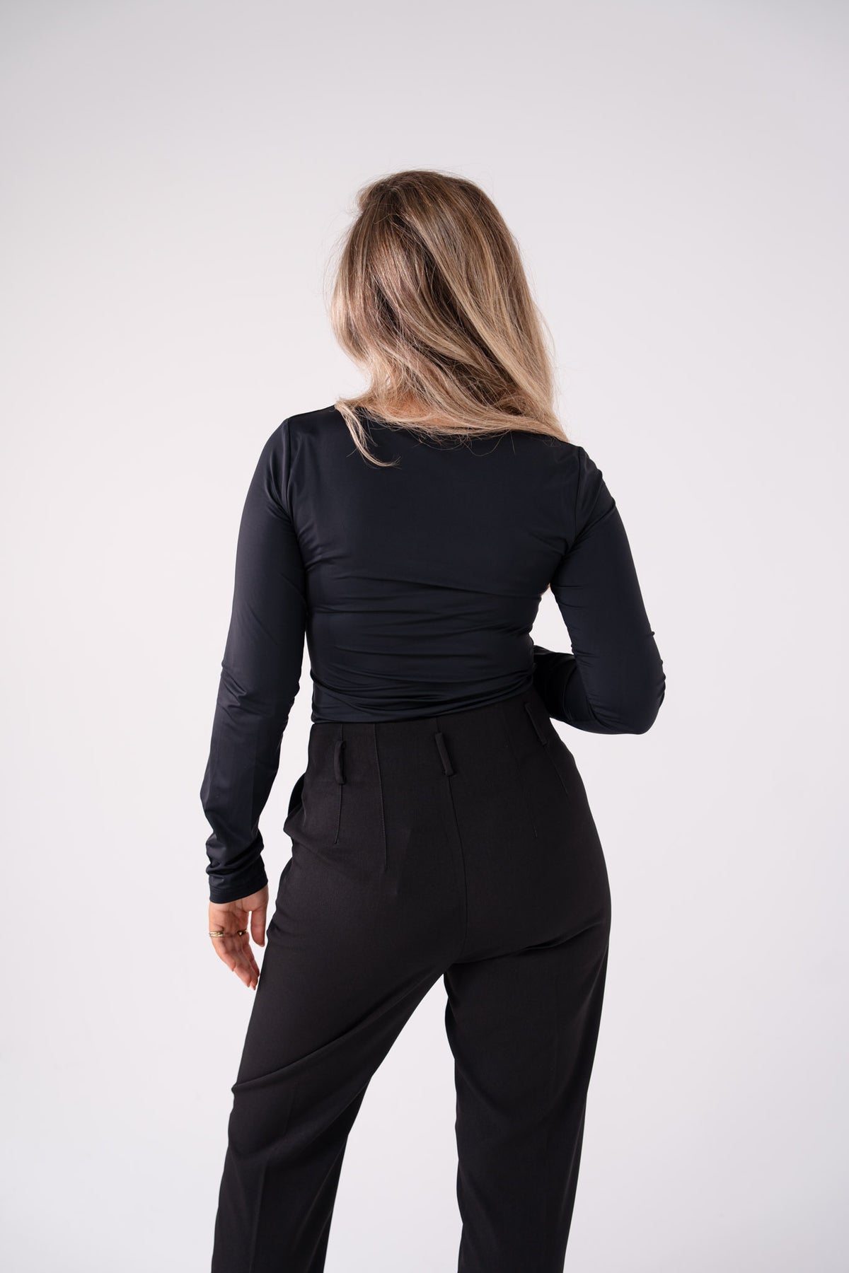 Love Laura Long Sleeve Scoop Top In Black