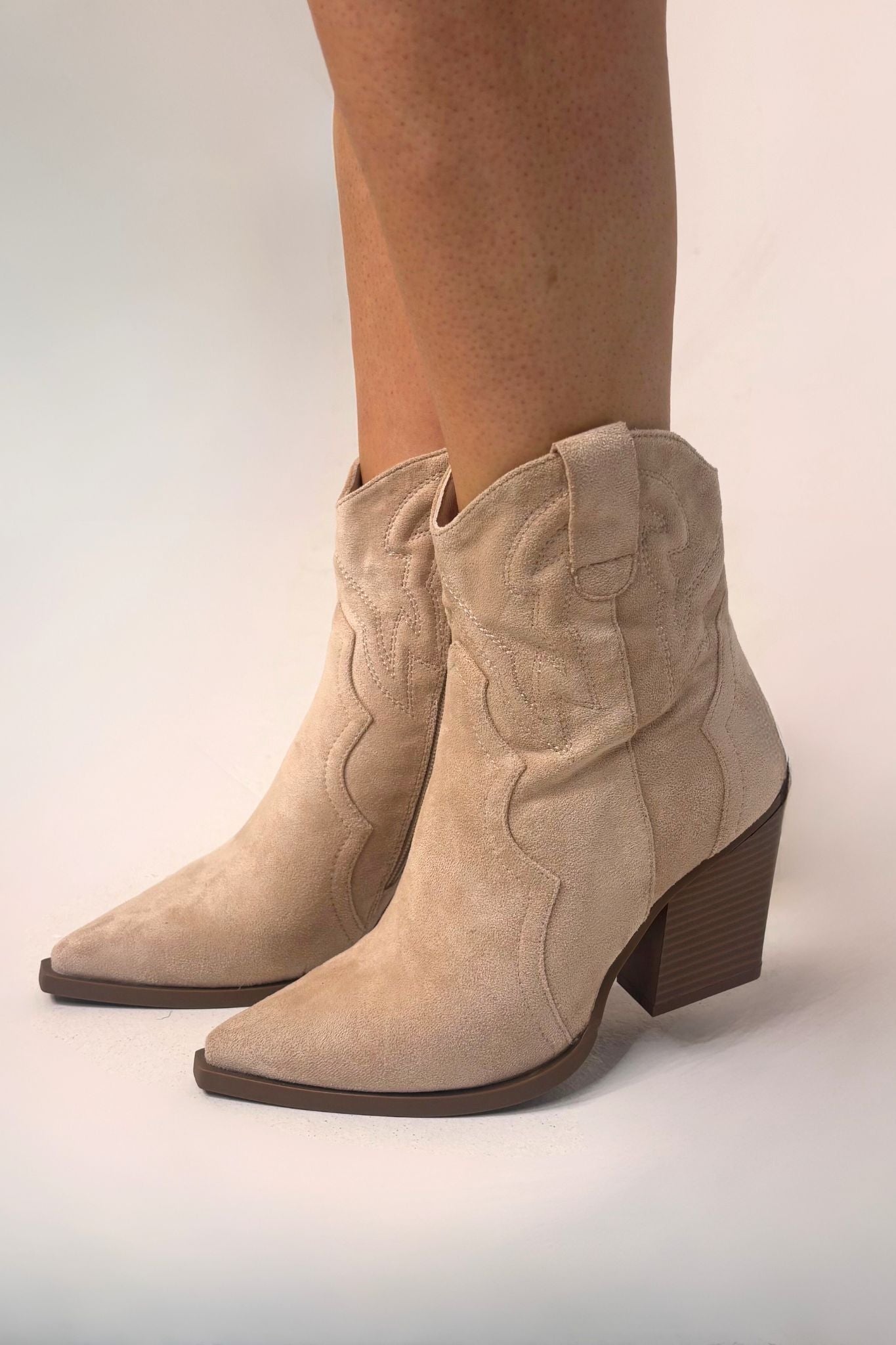Izzy Ankle Western Boots In Cream