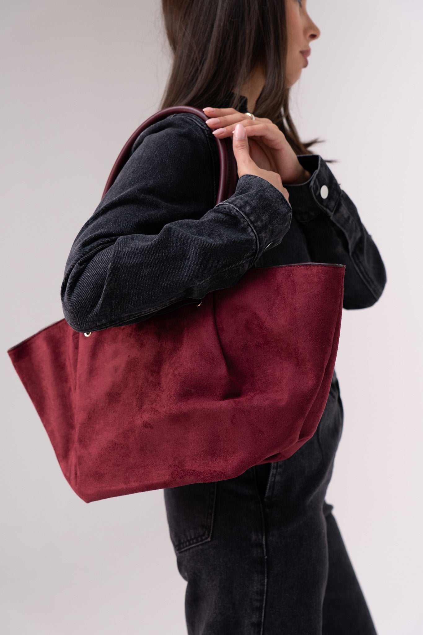 Beth Faux Suede Tote Bag In Burgundy