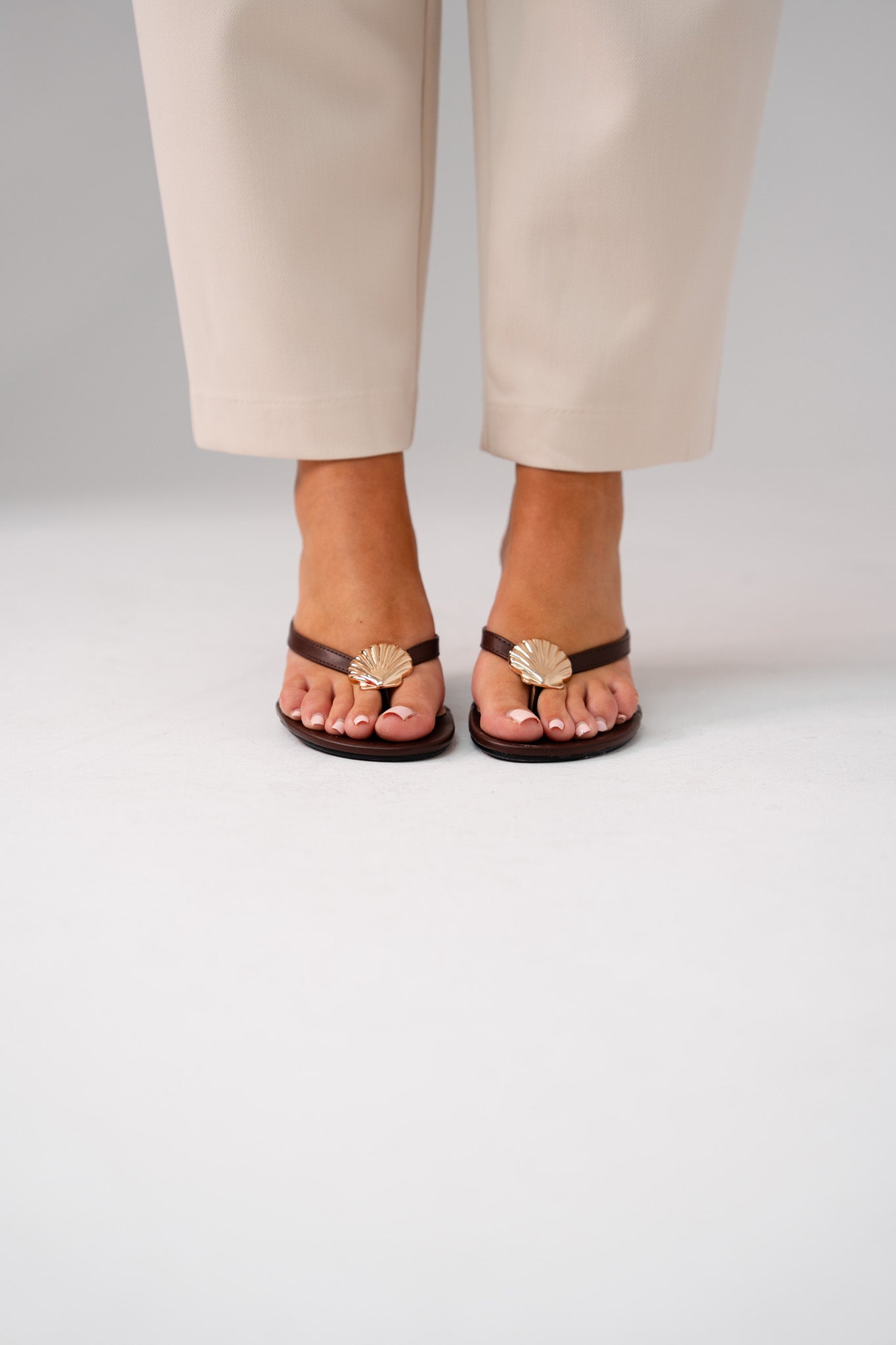 Cathy Seashell Toe Post Heel In Chocolate