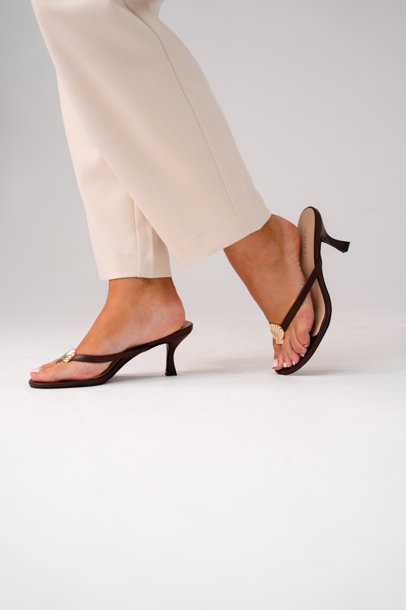 Cathy Seashell Toe Post Heel In Chocolate