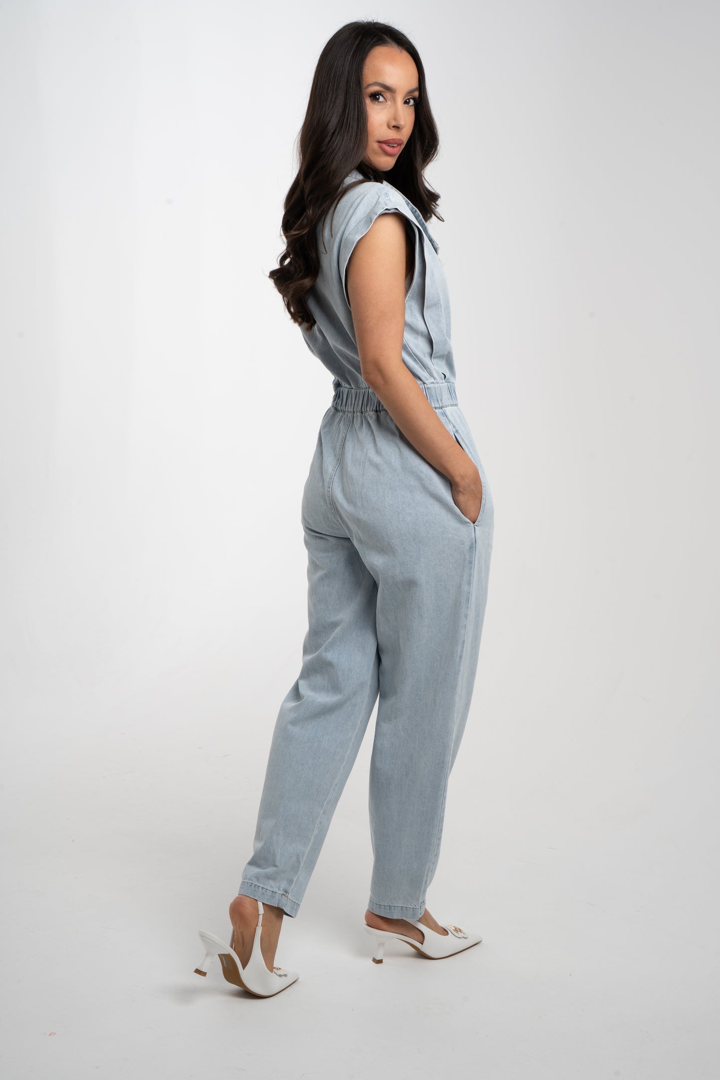 Cora Sleeveless Jumpsuit In Light Wash