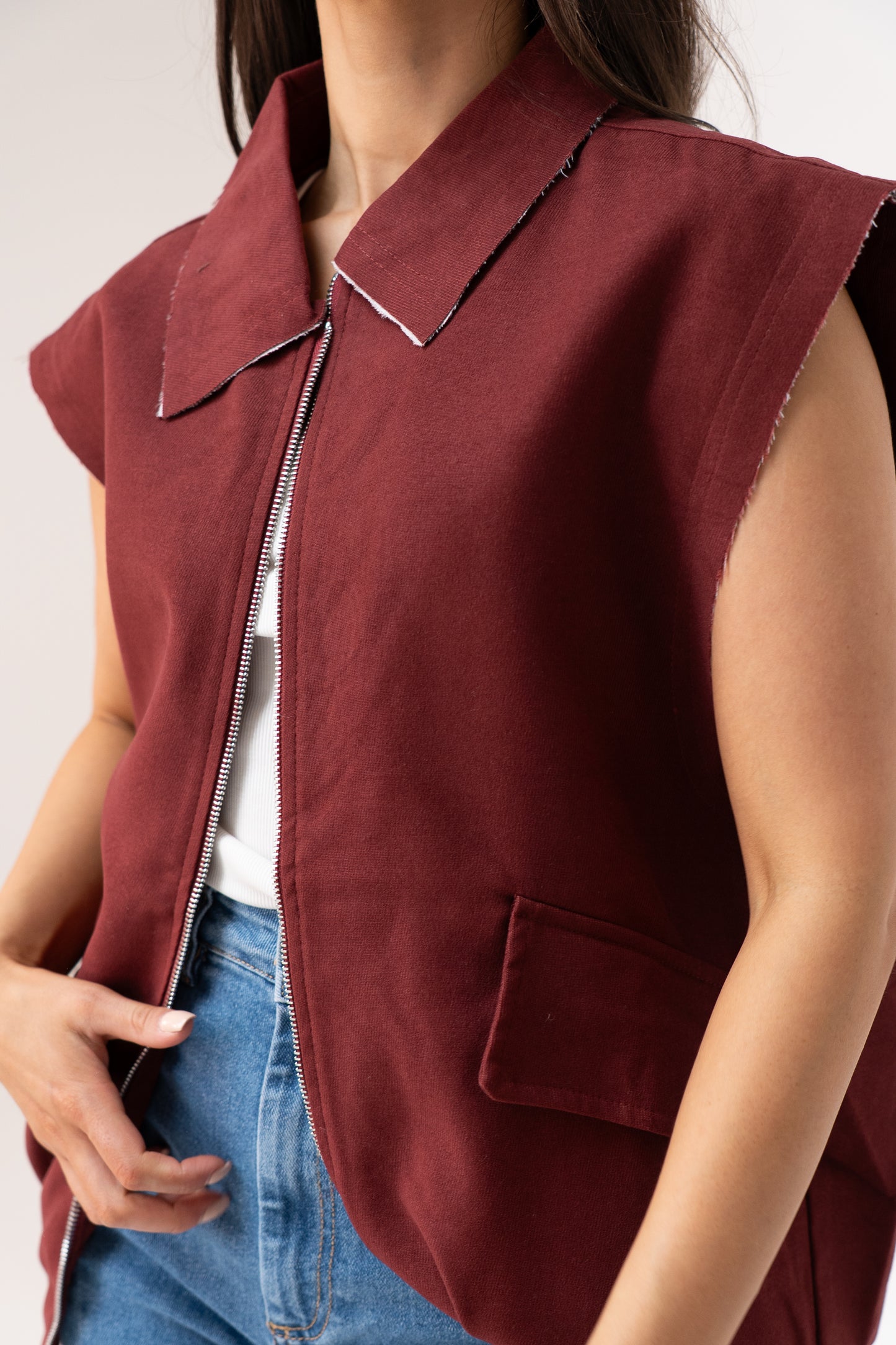 Polly Sleeveless Zip Jacket In Burgundy