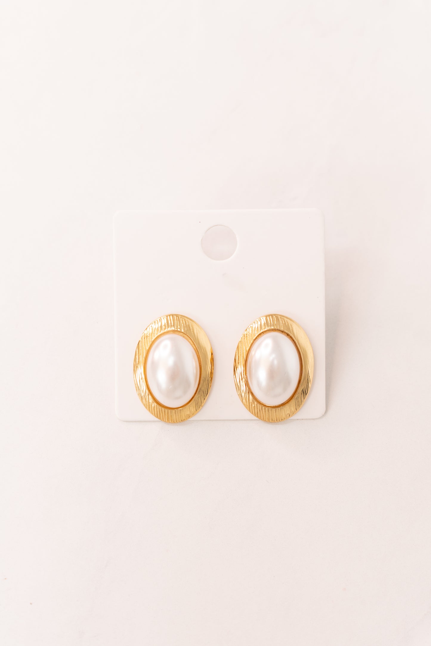 Olive Pearl Centre Oval Earring In Gold