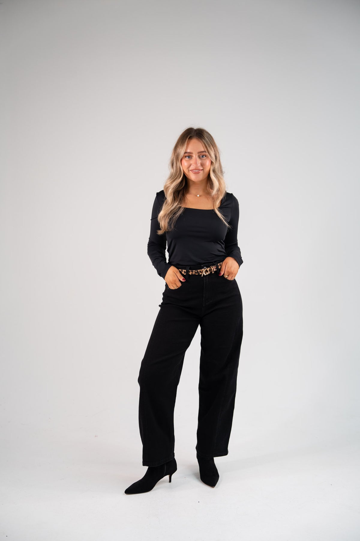 Love Laura Carrot Barrell Jeans In Black