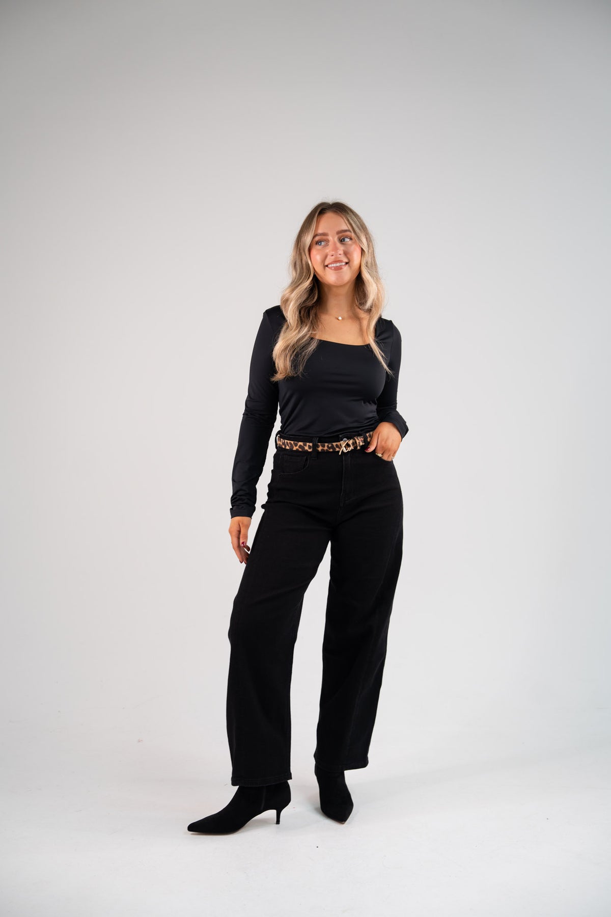 Love Laura Carrot Barrell Jeans In Black