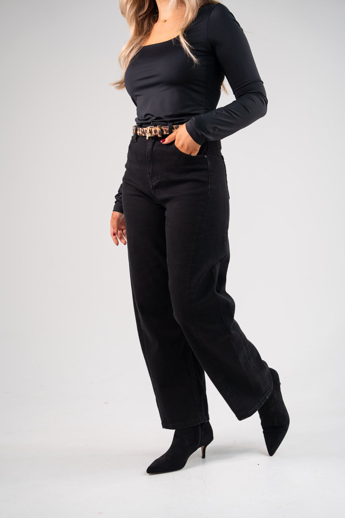 Love Laura Carrot Barrell Jeans In Black