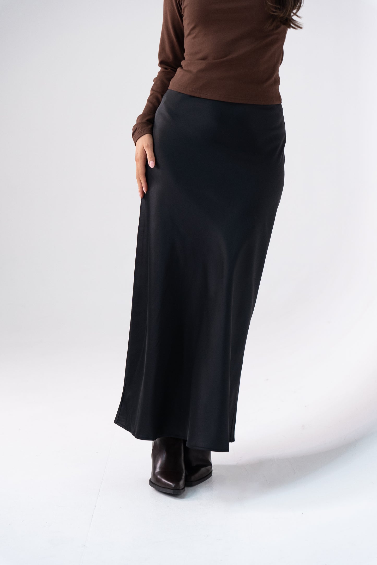 Love Laura Slip Skirt In Black