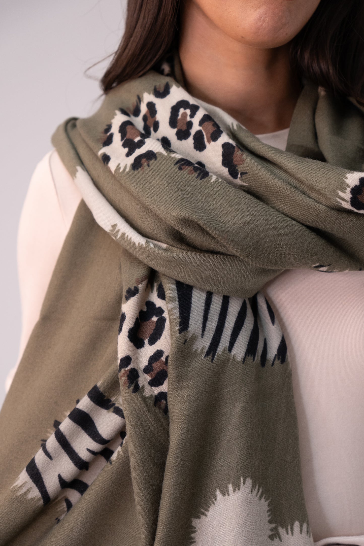 Polly Contrast Heart Scarf In Khaki
