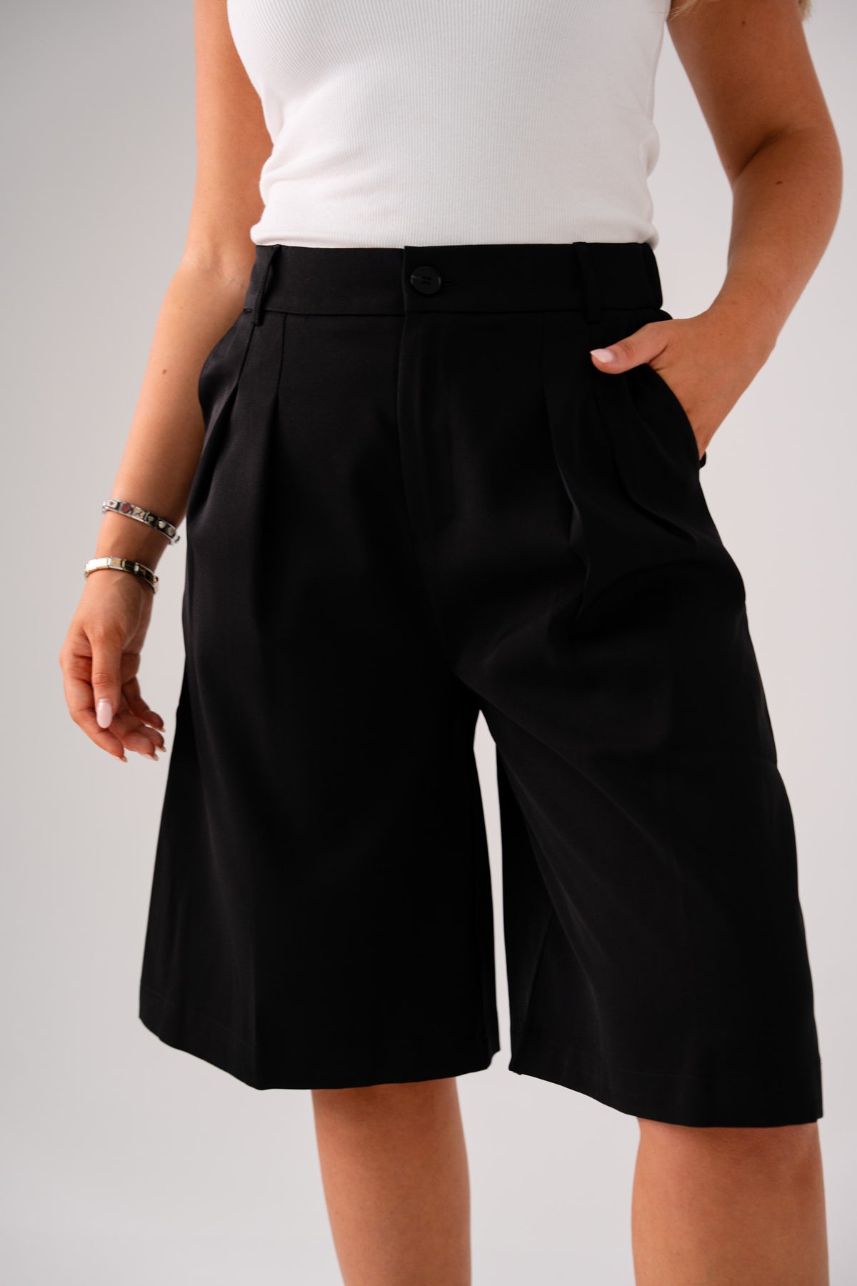 Elsa Bermuda Shorts In Black