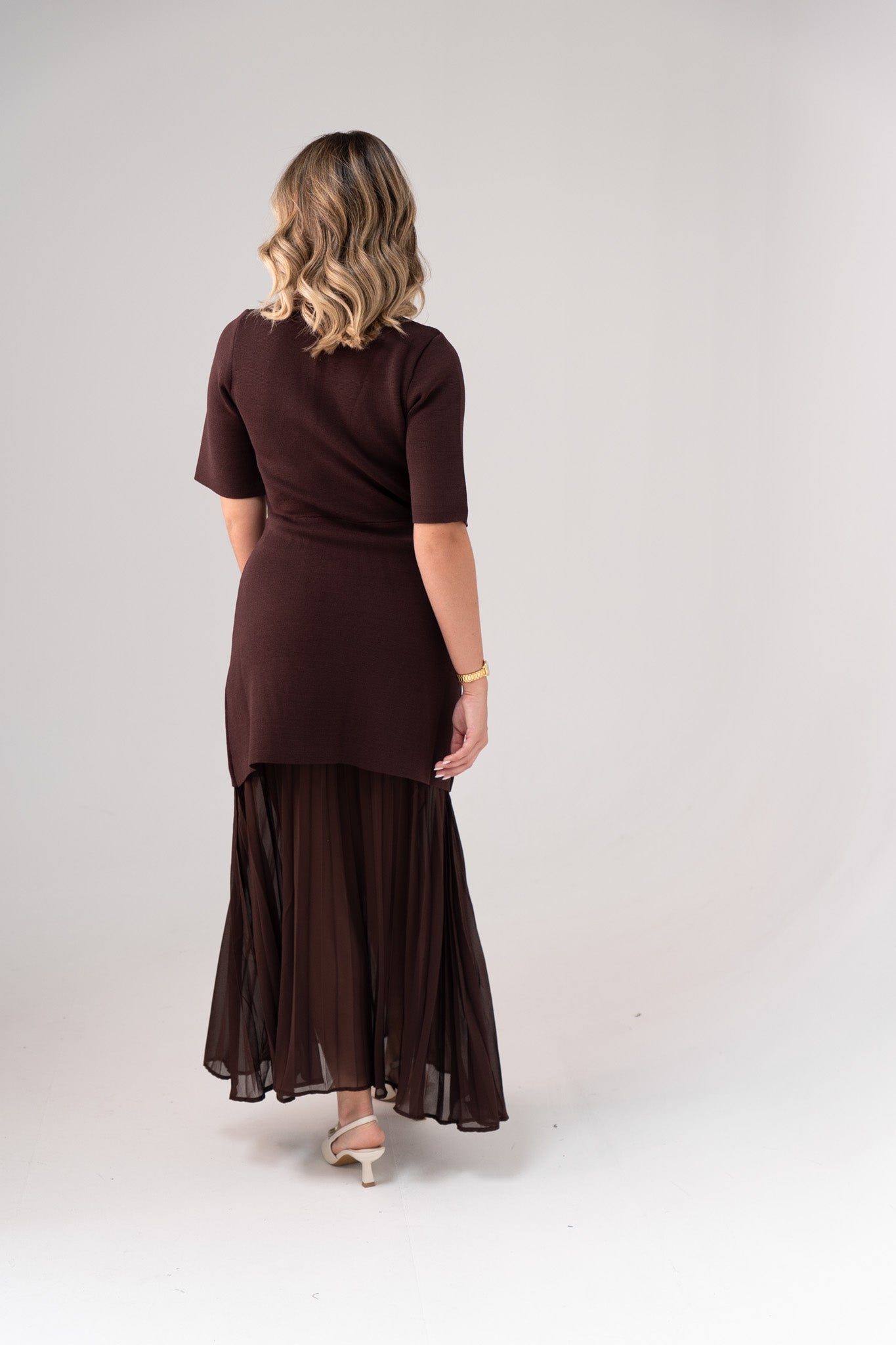 Holly Pleated Contrast Dress In Chocolate