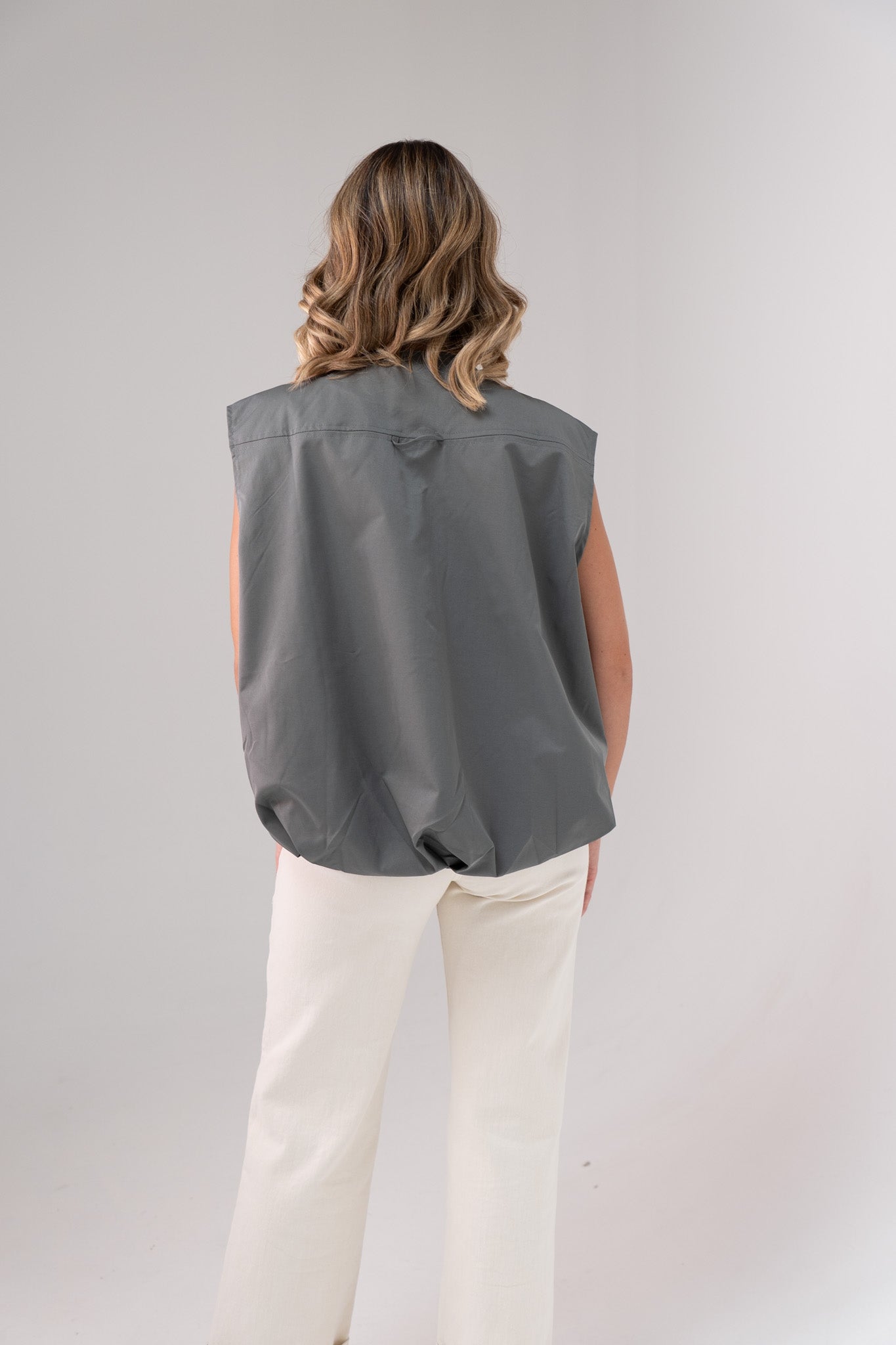 Jane Sleeveless Zip Jacket In Grey