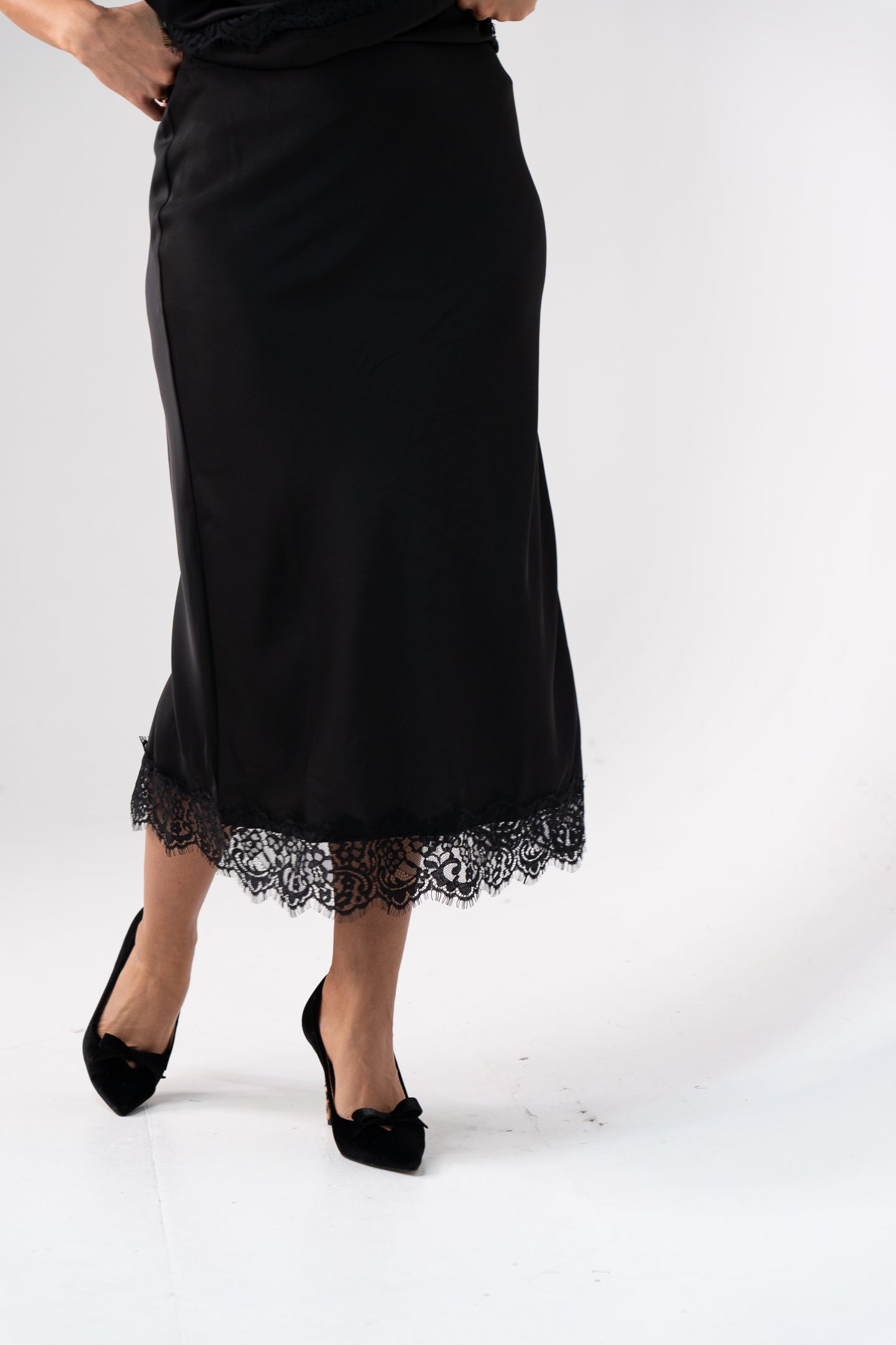 Kate Lace Trim Slip Skirt In Black