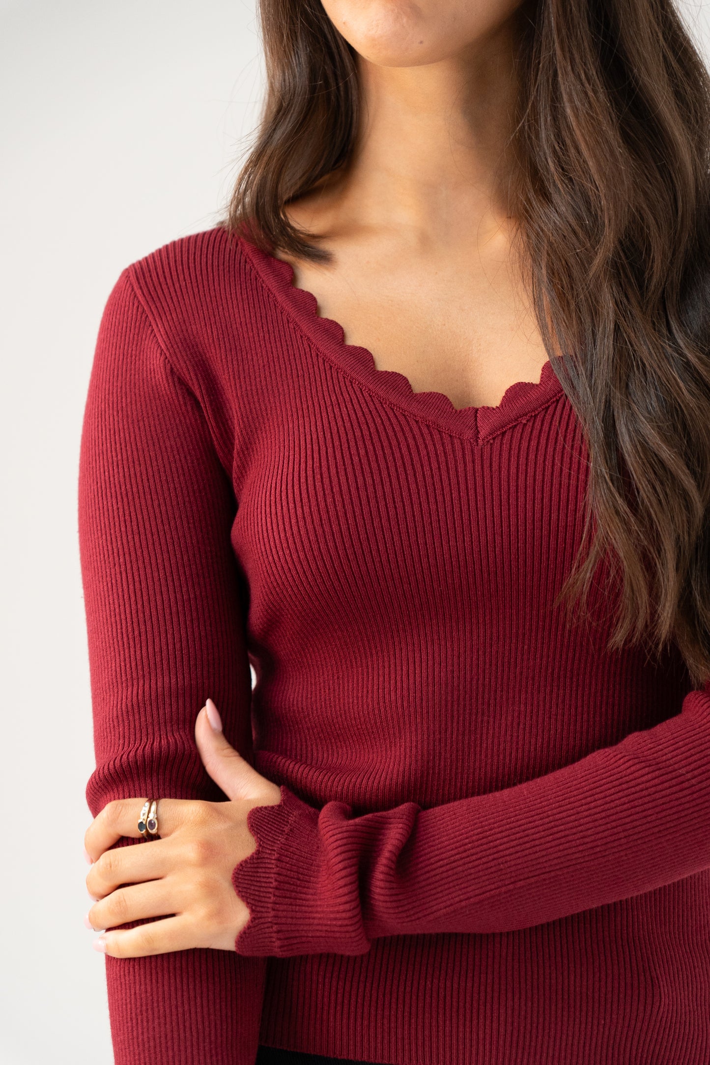 Kendra Scallop Trim Top In Bordeaux