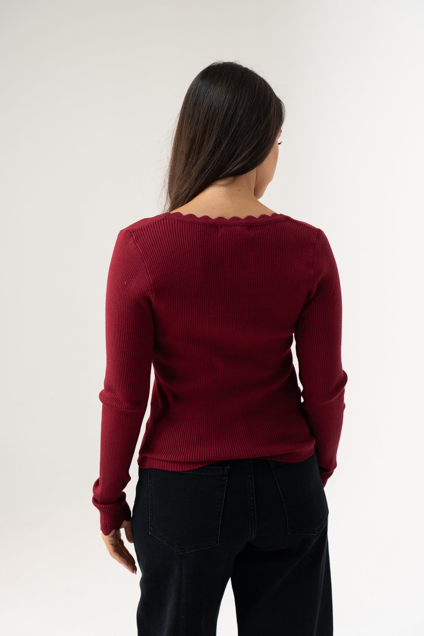 Kendra Scallop Trim Top In Bordeaux