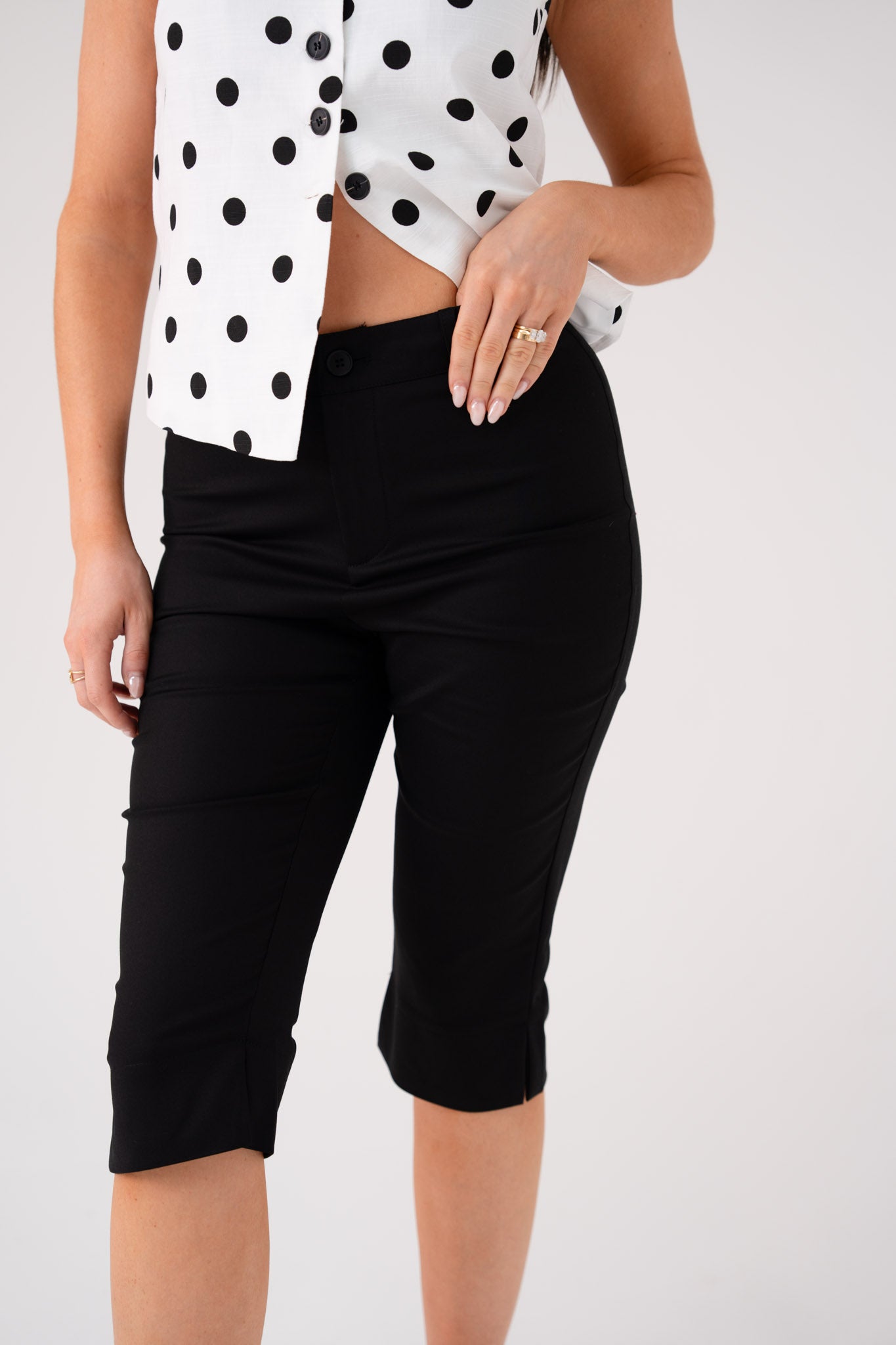 Kiera Capri Trousers In Black