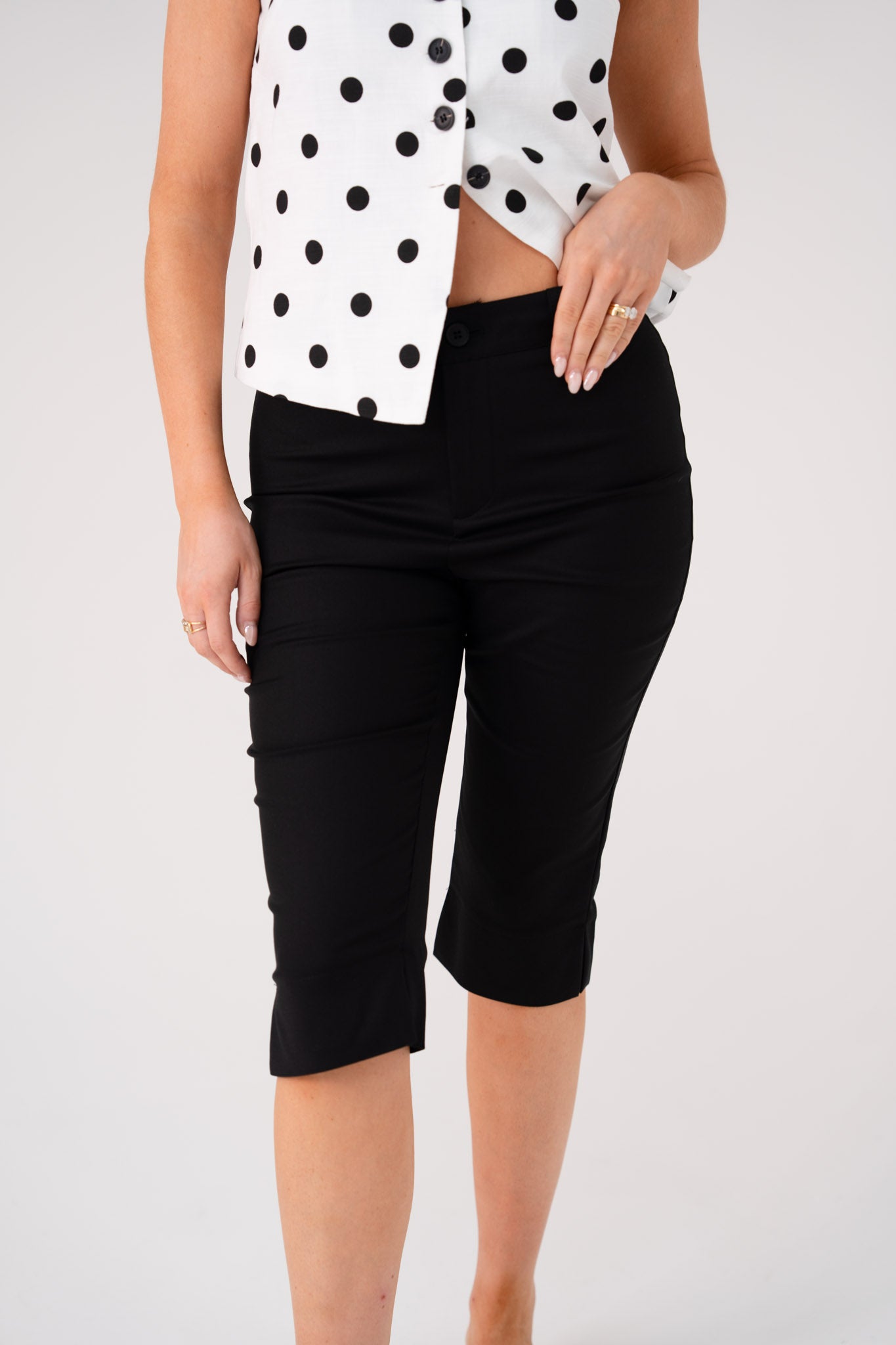 Kiera Capri Trousers In Black