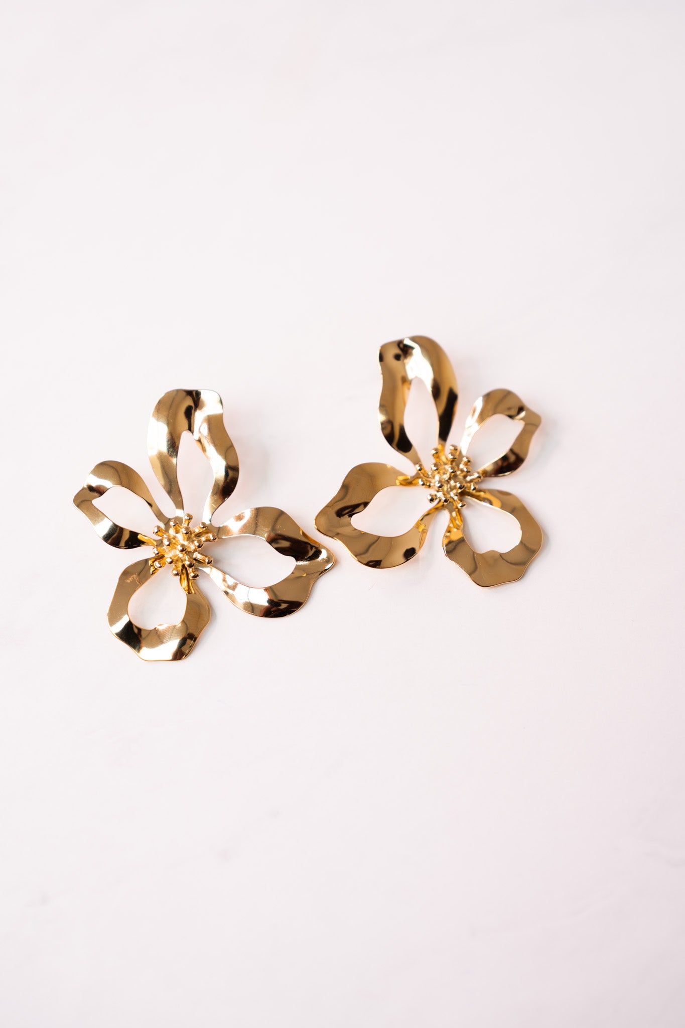 Olive Cut Out Flower Earring In Gold