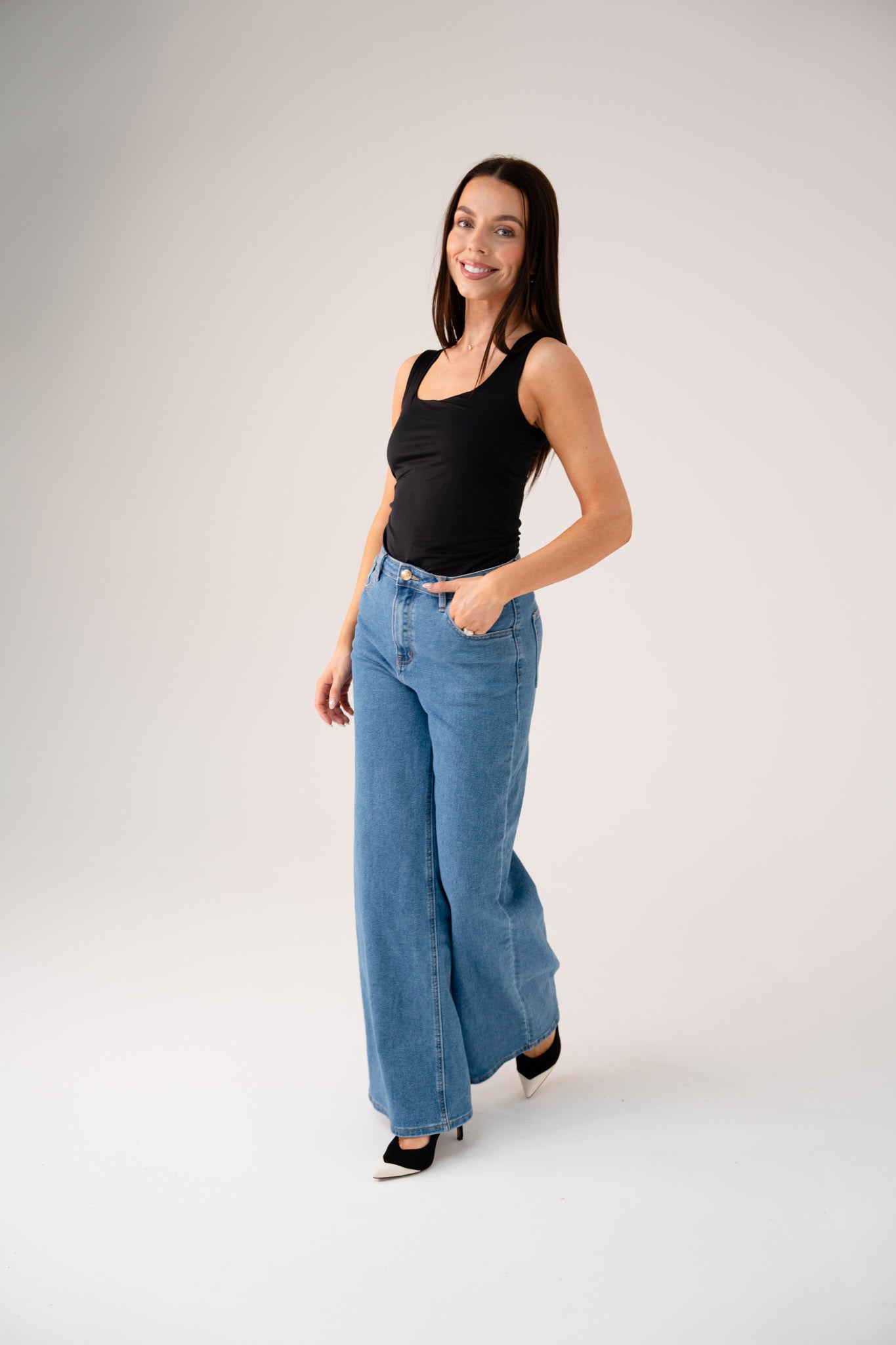 Love Laura Carrot Barrell Jeans In Mid Wash