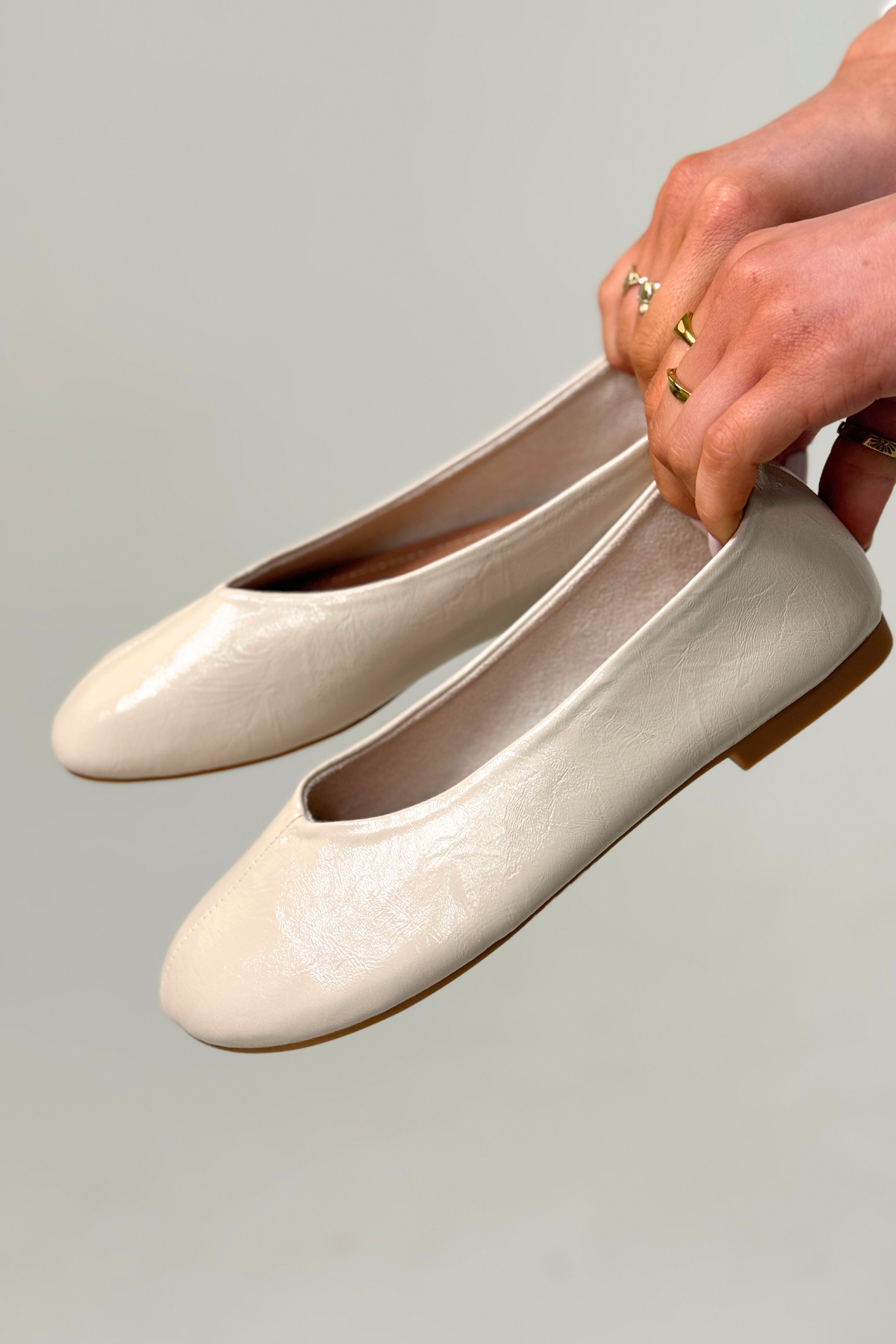 Izzy Faux Leather Pumps In Cream