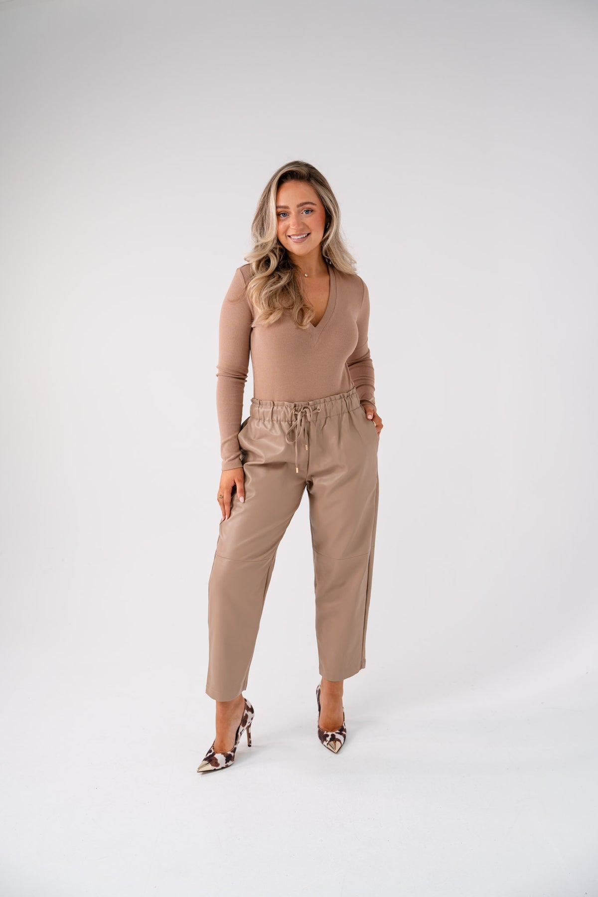Love Laura V-Neck Ribbed Base Top In Coffee