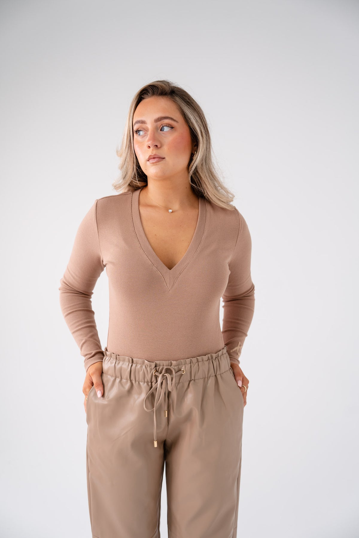 Love Laura V-Neck Ribbed Base Top In Coffee