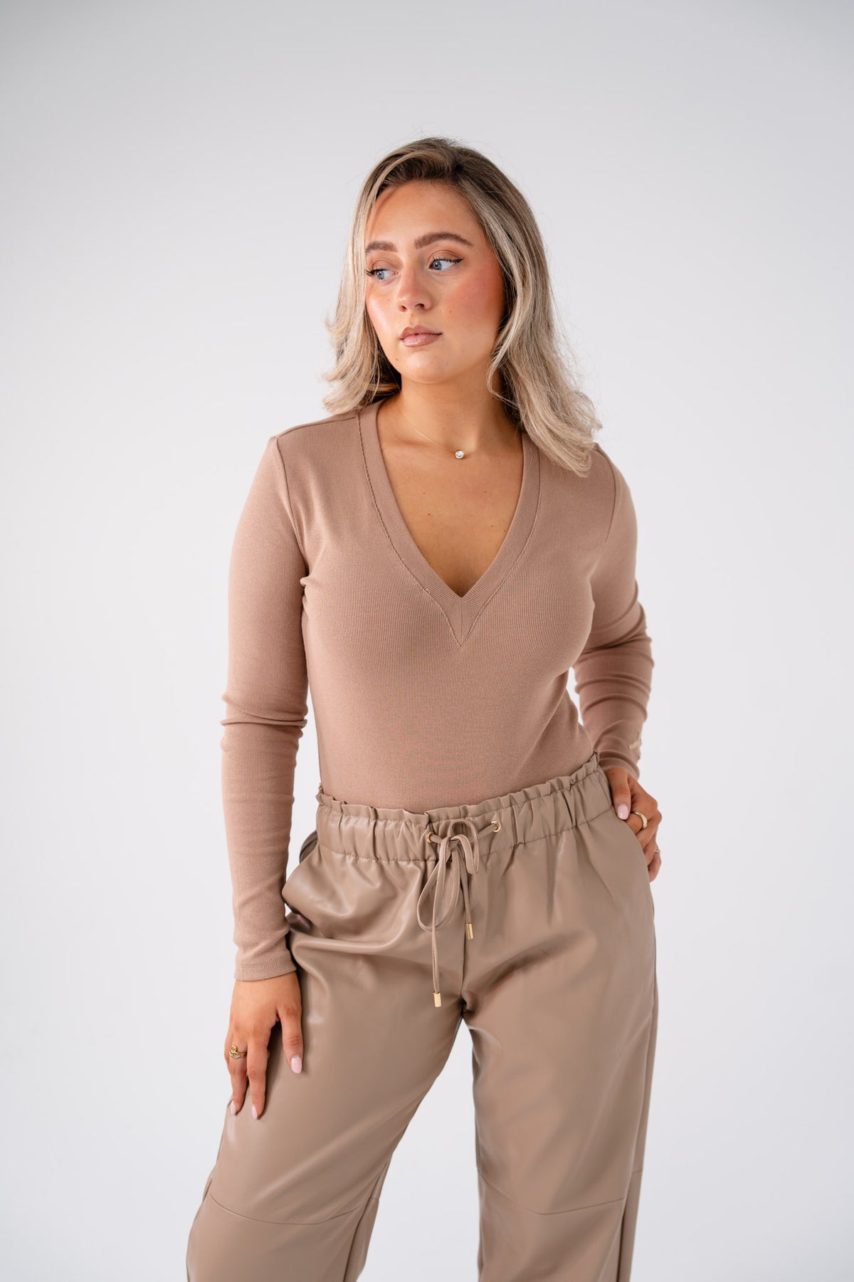 Love Laura V-Neck Ribbed Base Top In Coffee