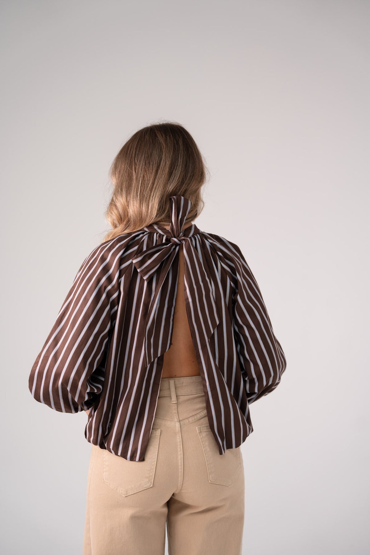 Kendra Stripe Bow Collar Top In Coffee